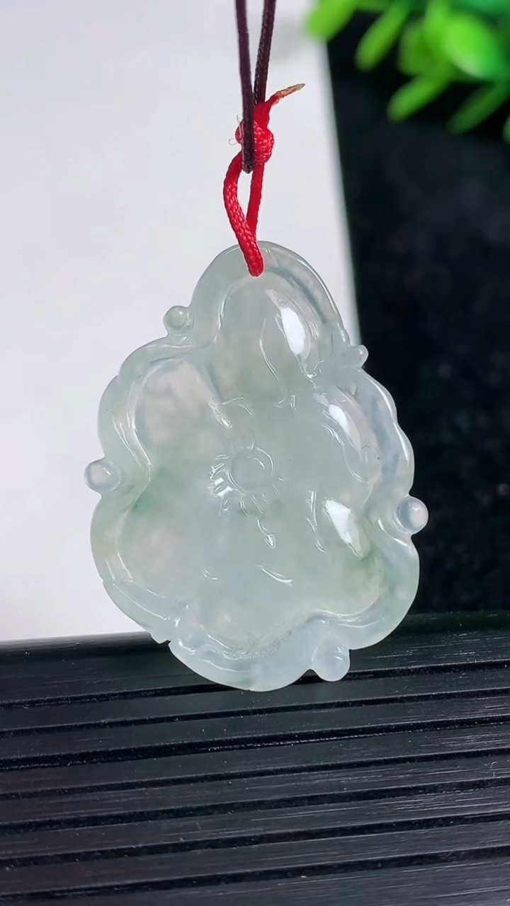 天然A货翡翠飘花年年有余吊坠尺寸34.4-23.8-4重量:6.70g
3月21日