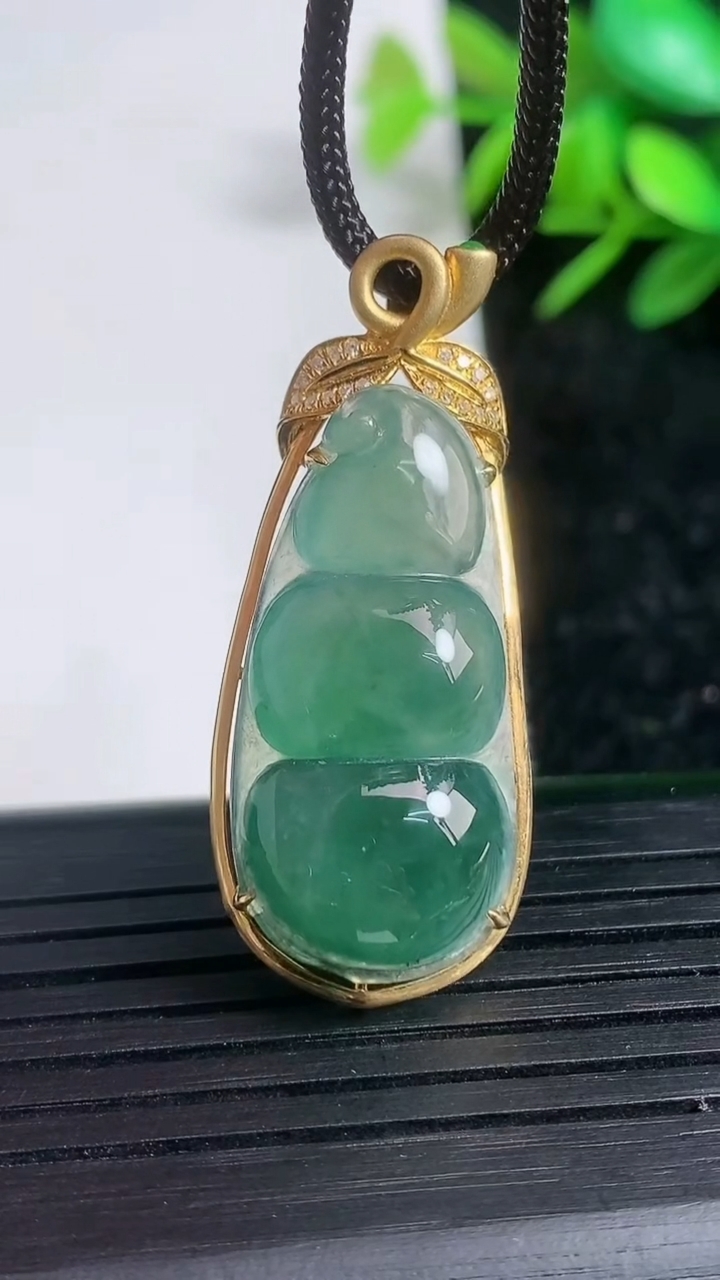 天然A货翡翠18K金蓝水福豆吊坠尺寸39.5-16.1-7.9重量:6.01g
3月21日