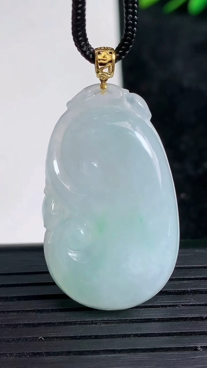 天然A货翡翠如意吊坠尺寸37-21.5-5.6重量:9.09g
3月21日