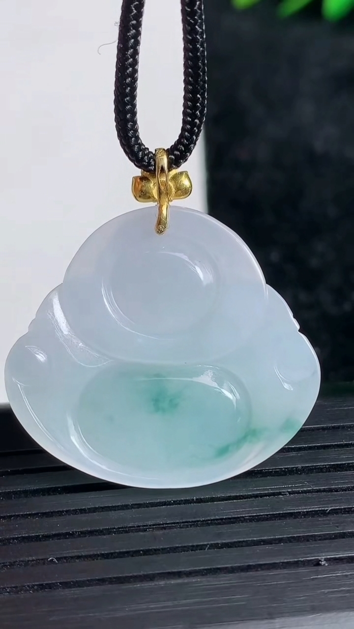 天然A货翡翠18K金飘花佛公吊坠尺寸26.9-30.3-5.7重量:7.71g
3月21日