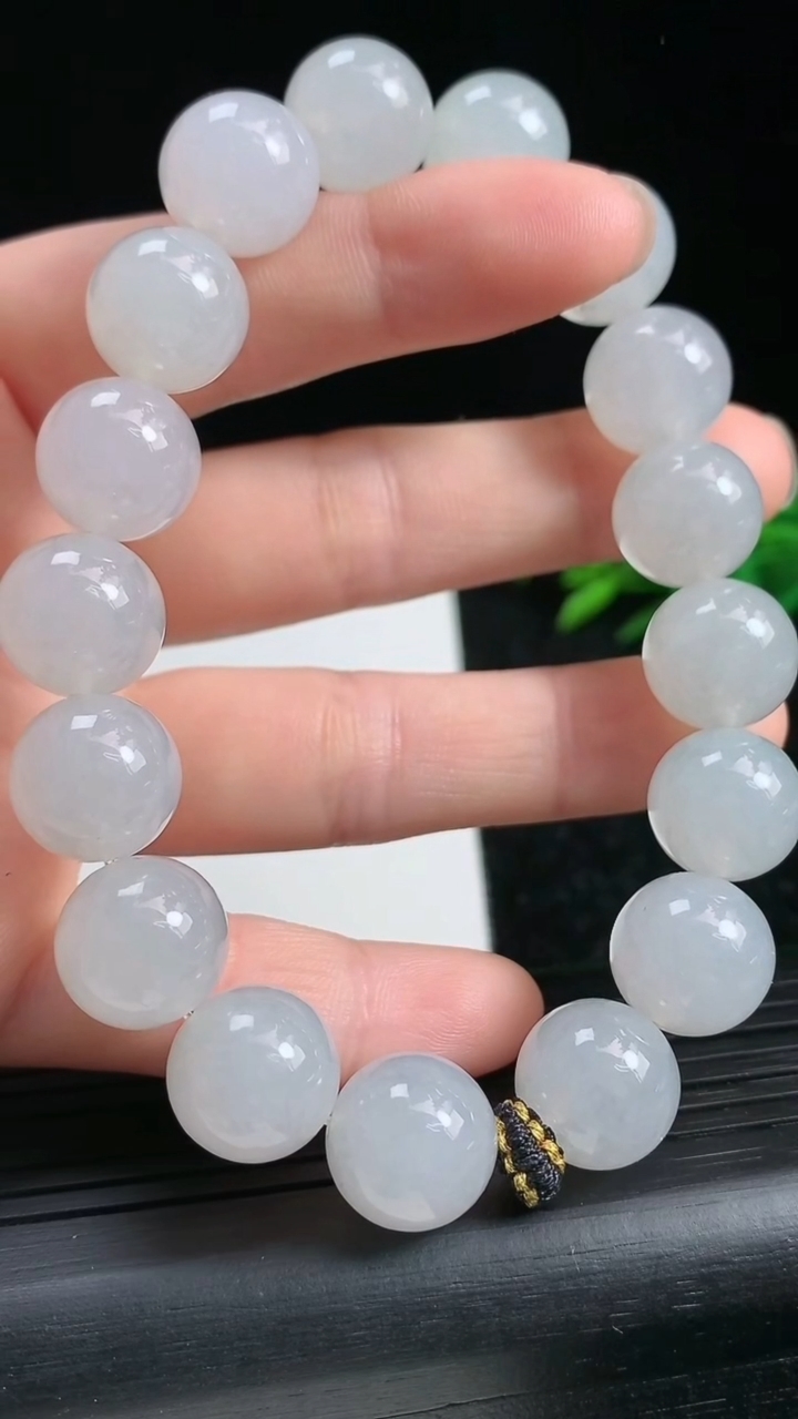 天然A货翡翠圆珠手串尺寸11.8-17颗重量:54.50g3月21日
工厂直销收藏佳品,种好水足，色