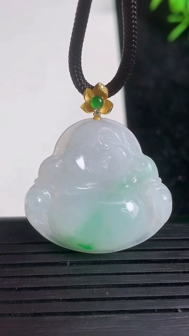 天然A货翡翠佛公吊坠尺寸26.9-29.2-5.5重量:6.91g
3月21日