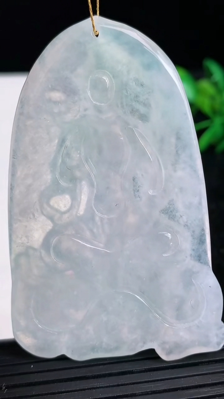 天然A货翡翠文殊菩萨吊坠尺寸69.5-42.5-5.8重量:34.55g
3月21日