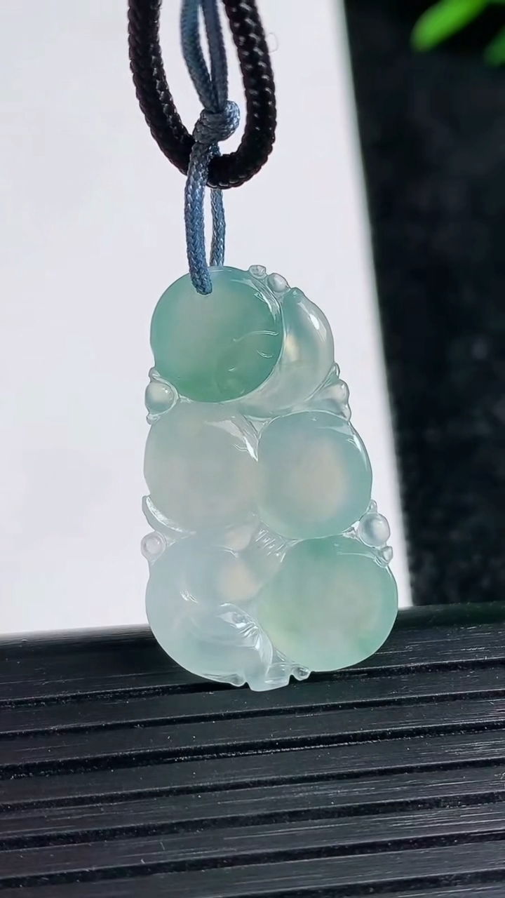 天然A货翡翠生肖猴吊坠尺寸27.4-15.9-5重量:3.92g
3月21日