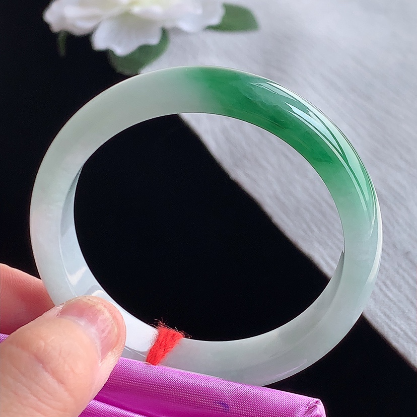 天然A货翡翠飘绿正装正圈手镯54-55圈口  
尺寸54-12.8-7mm 0318