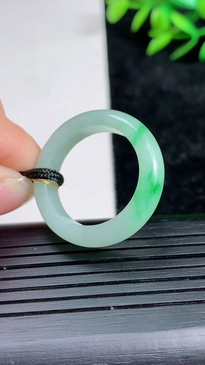 天然A货翡翠指环戒指尺寸19.8-5.4-3.3重量:4.78g2026年3月21日
工厂直销收藏佳品,种好水足，色泽均匀，有种有色，上手高大气！