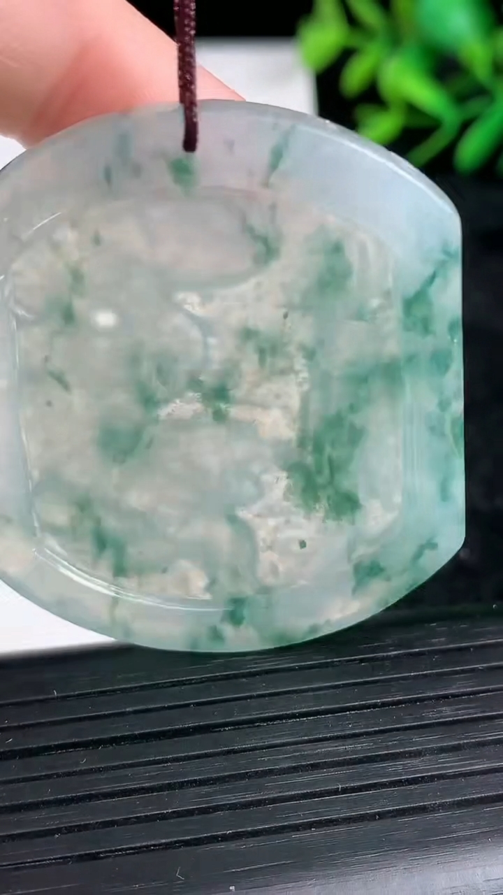 天然A货翡翠飘花生肖虎吊坠尺寸49-41.2-4.8重量:21.43g
3月21日