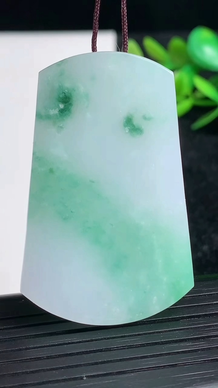 天然A货翡翠无事牌吊坠尺寸48.2-30.9-5.8重量:26.47g
3月21日