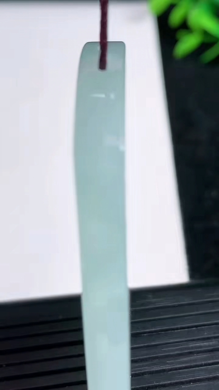 天然A货翡翠无事牌镶嵌件尺寸50.8-34.2-5.2重量:29.77g
3月21日