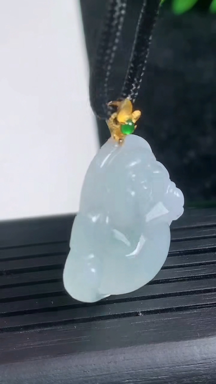 天然A货翡翠佛公吊坠尺寸23.9-25.7-5.8重量:6.60g
3月21日