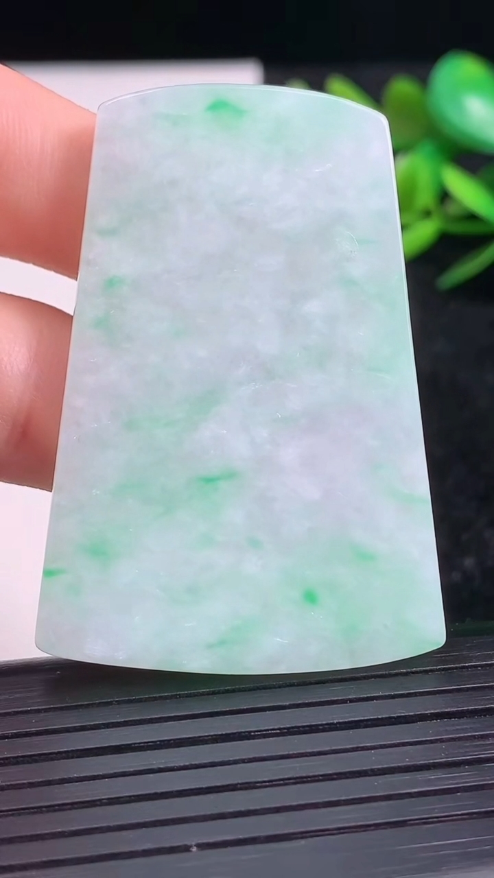 天然A货翡翠无事牌镶嵌件尺寸48.9-34.1-3.4重量:18.66g
3月21日