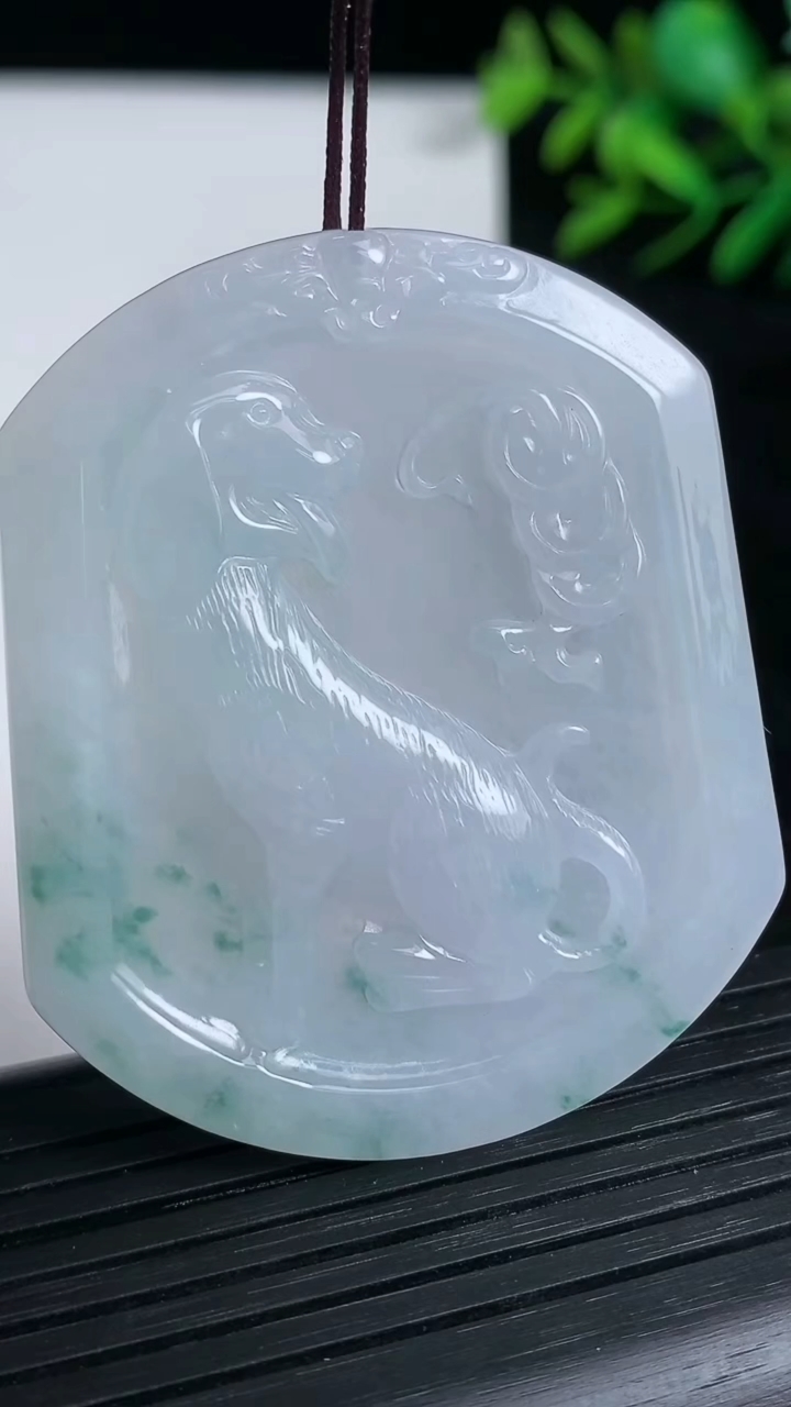 天然A货翡翠飘花生肖狗吊坠尺寸49.9-42.3-4.5重量:20.71g
3月21日