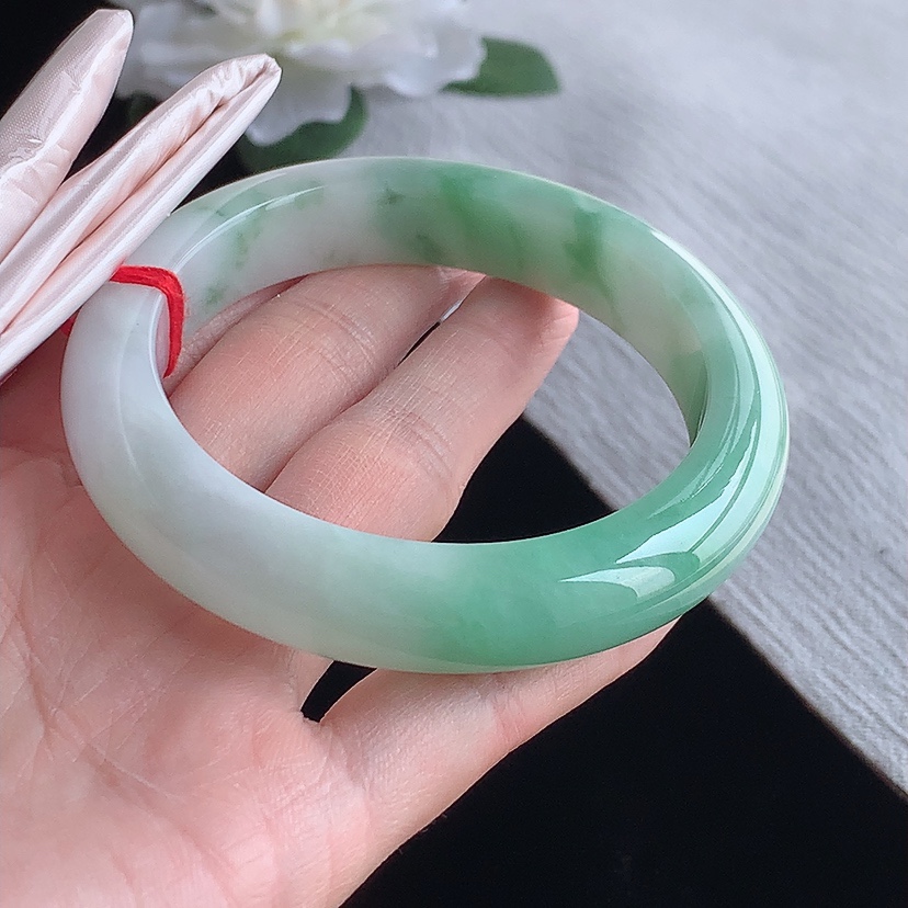 天然A货翡翠飘绿厚装正装正圈手镯57-58圈口  
尺寸57.6-12.4-9.5mm 0318