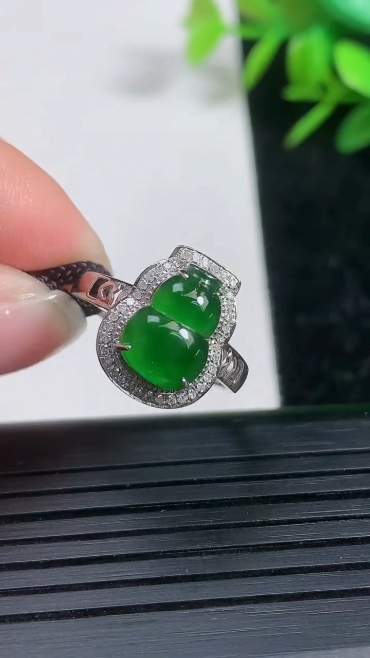 天然A货翡翠葫芦戒指尺寸16.7-10.2-7.2重量:1.96g2026年3月21日
工厂直销收藏佳品,种好水足，色泽均匀，有种有色，上手高大气！