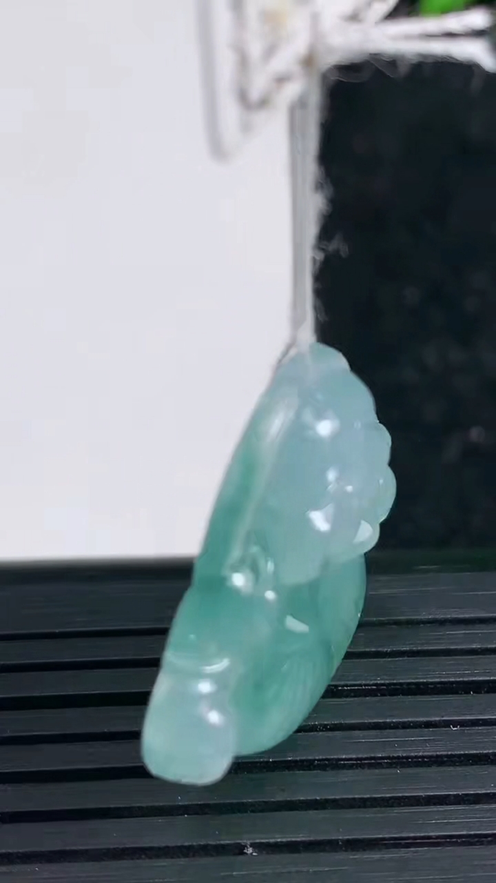 天然A货翡翠冰种飘花佛公吊坠尺寸24.2-25.8-5.5重量:5.85g
3月21日