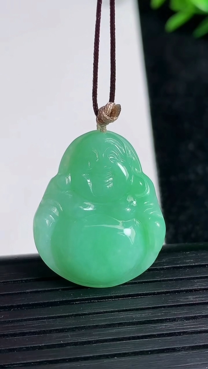 天然A货翡翠佛公吊坠尺寸26.5-22.1-4.9重量:5.58g
3月21日