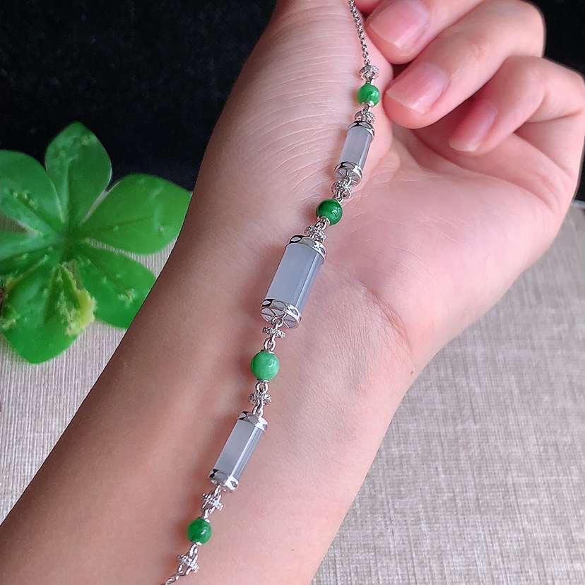 天然A货翡翠18K金伴钻镶嵌白月光路路通手链 
尺寸14.2-6.5mm 重量7.30g 0320