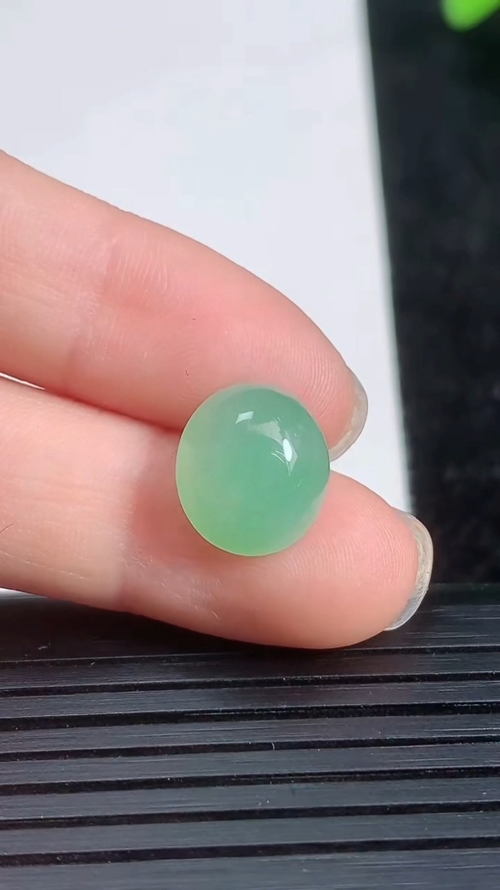 天然A货翡翠蛋面镶嵌件尺寸11.5-10-5.8重量:1.37g
3月21日