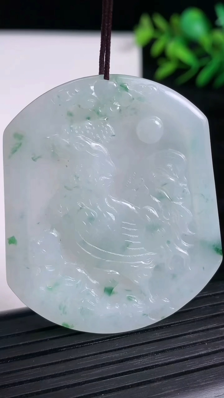 天然A货翡翠飘花生肖鸡吊坠尺寸49.5-42.2-3.7重量:20.59g
3月21日