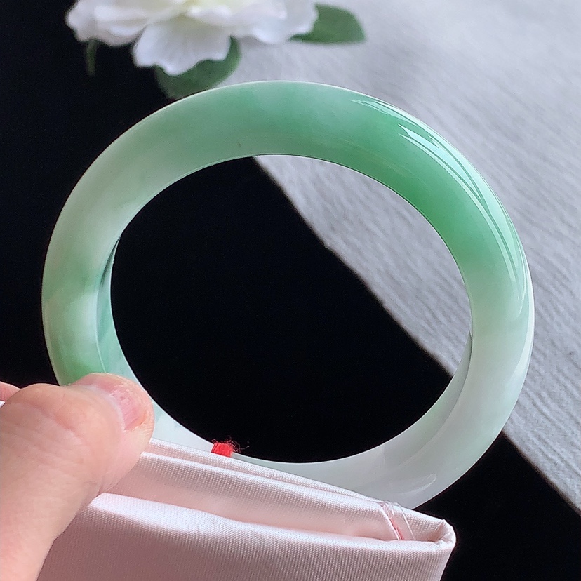 天然A货翡翠飘绿厚装正装正圈手镯57-58圈口  
尺寸57.6-12.4-9.5mm 0318