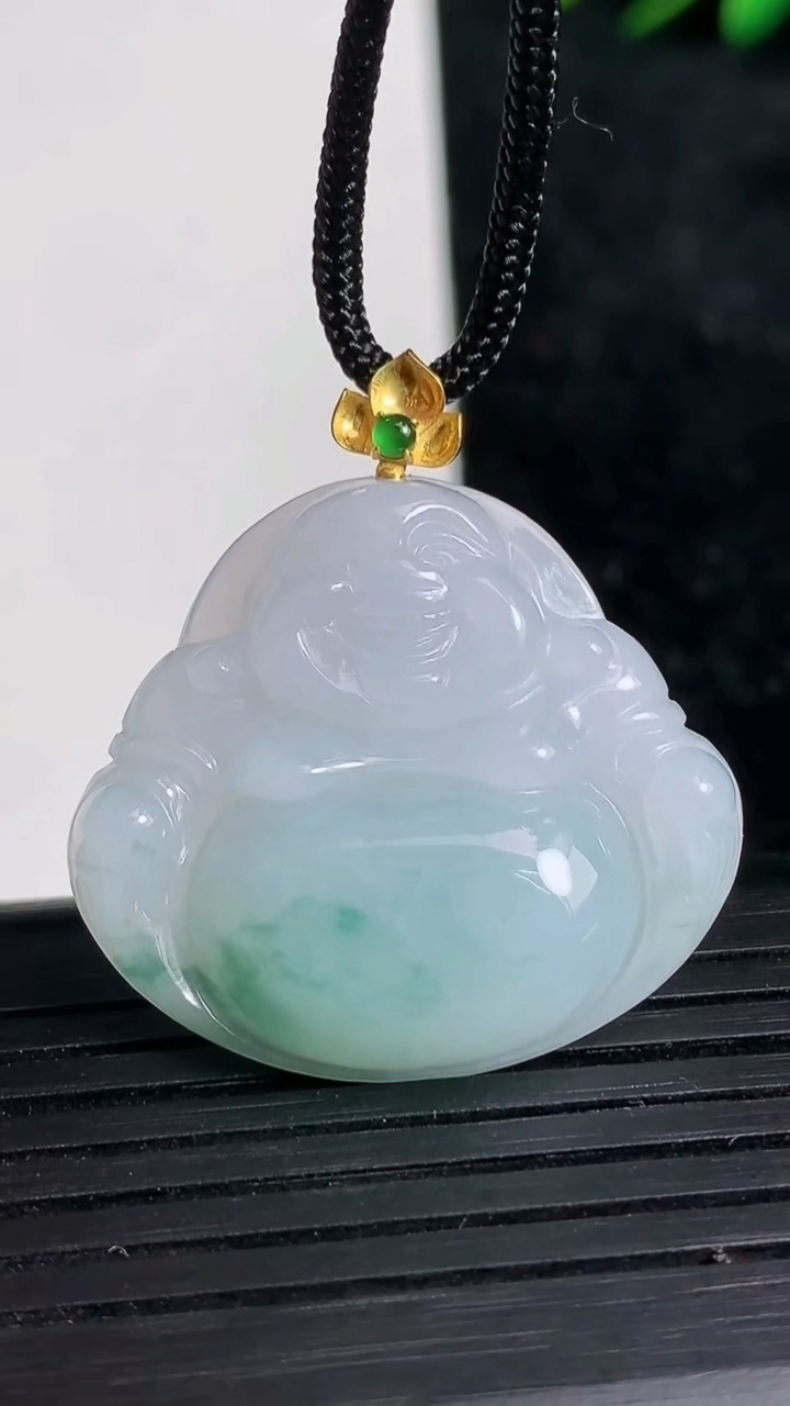 天然A货翡翠18K金飘花佛公吊坠尺寸26.9-30.3-5.7重量:7.71g
3月21日