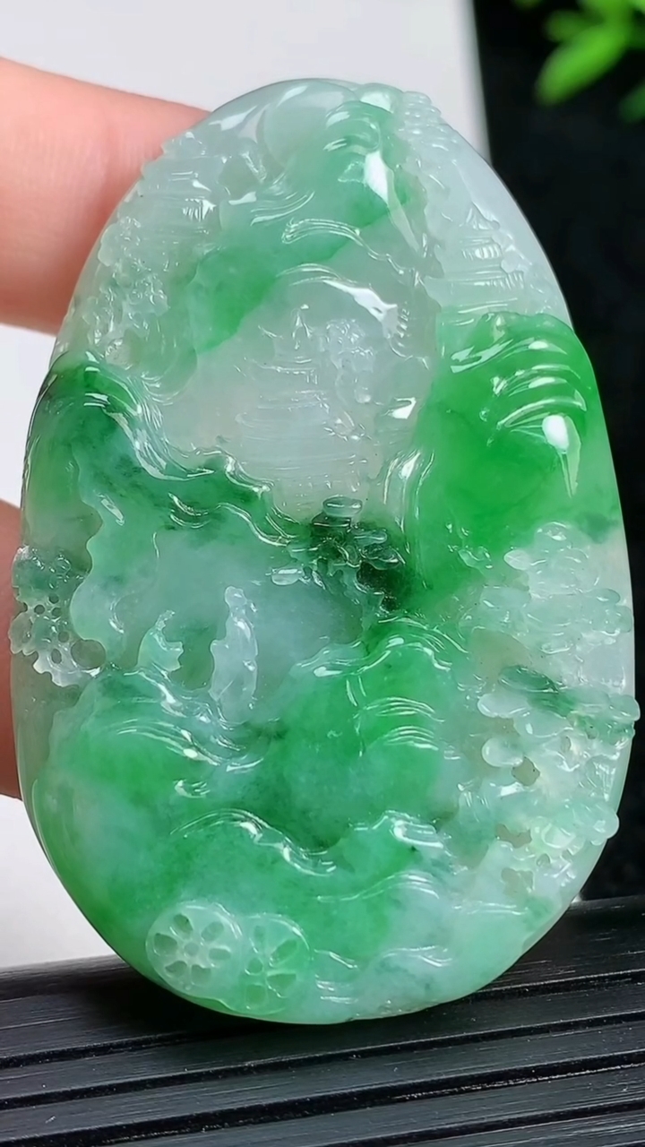 天然A货翡翠山水牌吊坠尺寸51-32.8-5.3重量:19.54g
3月21日