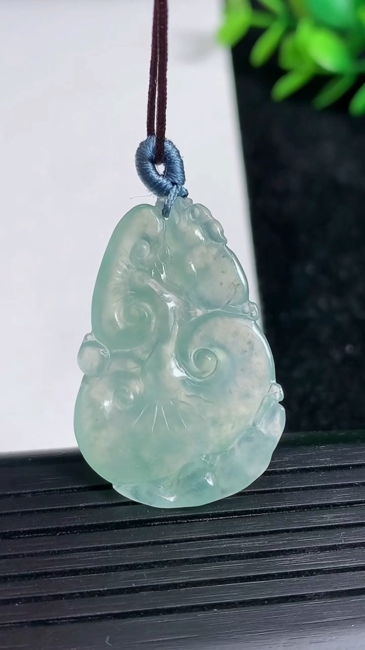 天然A货翡翠如意吊坠尺寸33.6-23.5-3.8重量:5.24g
3月21日