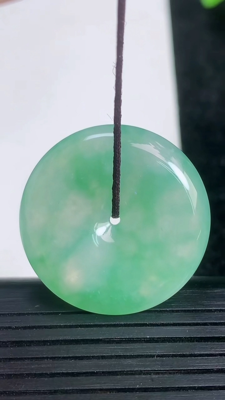 天然A货翡翠平安扣吊坠尺寸28.7-5.7重量:10.06g
3月21日