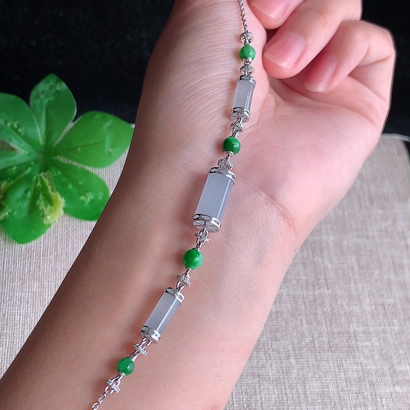 天然A货翡翠18K金伴钻镶嵌白月光路路通手链 
尺寸14.2-6.5mm 重量7.30g 0320