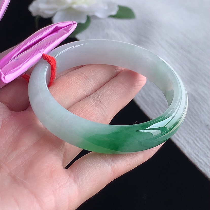 天然A货翡翠飘绿正装正圈手镯54-55圈口  
尺寸54-12.8-7mm 0318