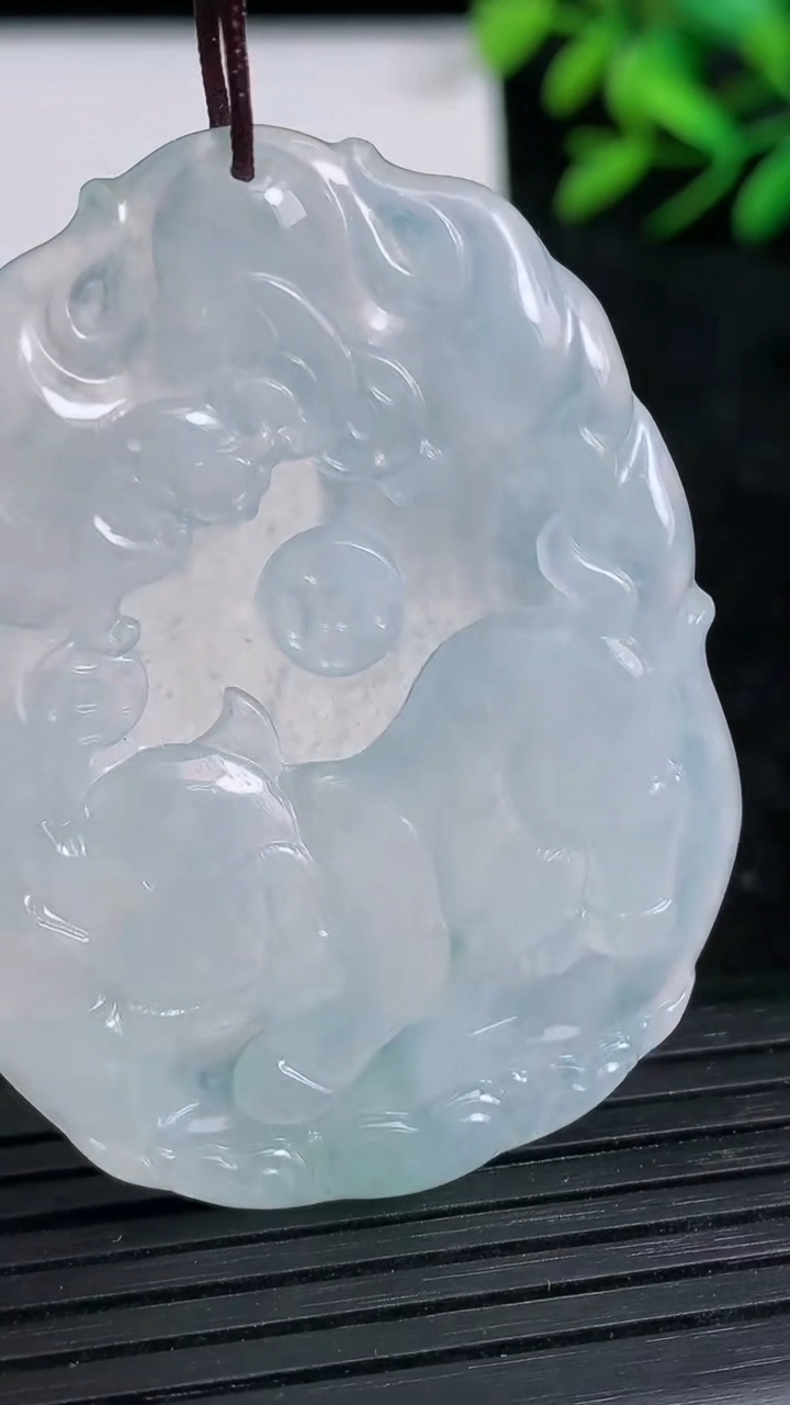 天然A货翡翠飘花生肖猪吊坠尺寸51.2-39-5.5重量:23.17g
3月21日