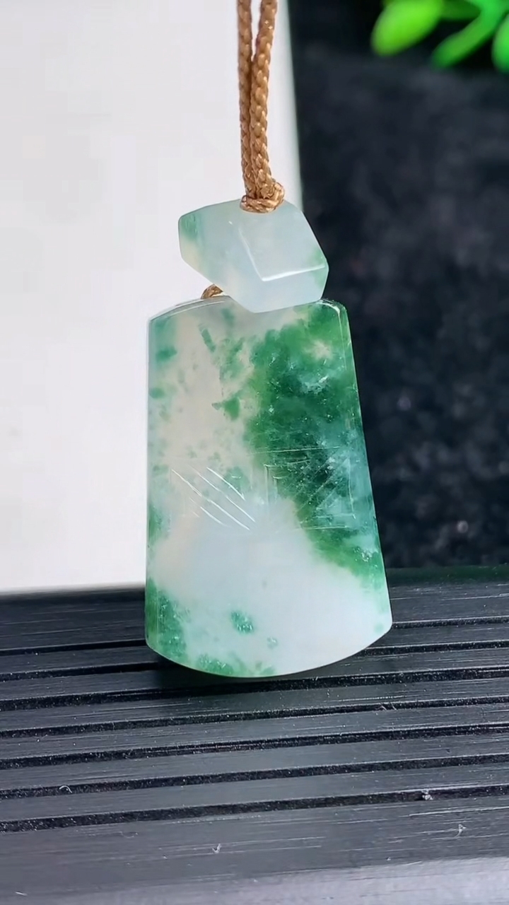 天然A货翡翠冰种飘花仿古无事牌吊坠尺寸27.6-17.8-5.4重量:9.39g
3月21日