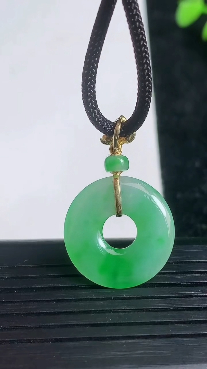 天然A货翡翠平安环吊坠尺寸19.3-2.4重量:2.85g
3月21日