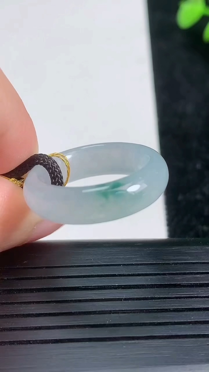 天然A货翡翠冰种飘花指环戒指尺寸17.4-6-3.5重量:4.48g2026年3月21日
工厂直销收藏佳品,种好水足，色泽均匀，有种有色，上手高大气！