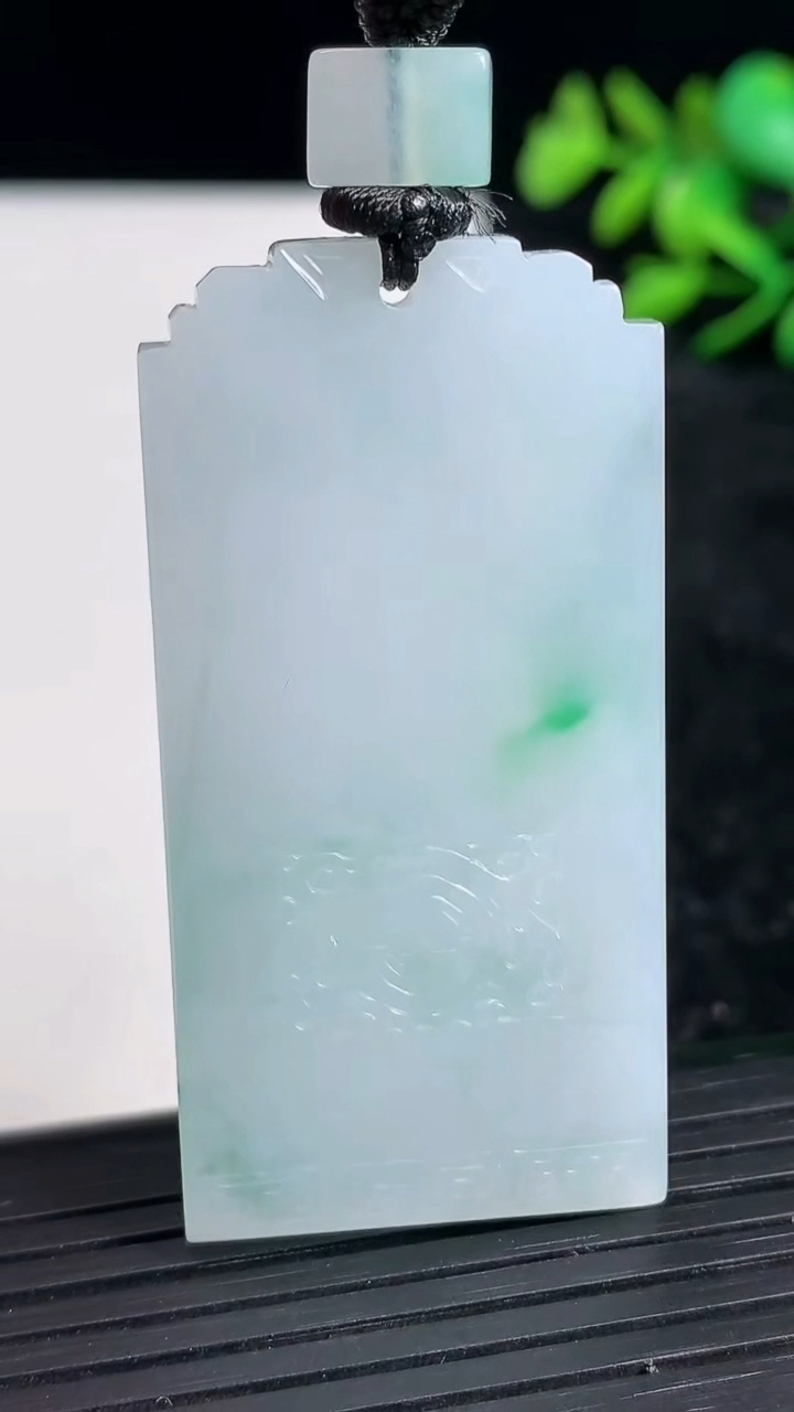 天然A货翡翠仿古无事牌吊坠尺寸51.9-25.9-5.3重量:26.47g
3月21日