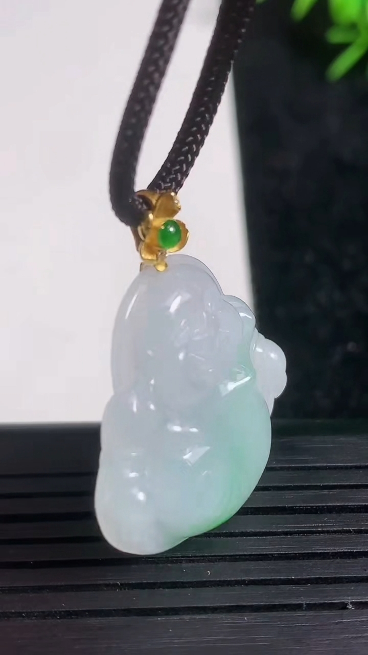 天然A货翡翠佛公吊坠尺寸26.9-29.2-5.5重量:6.91g
3月21日