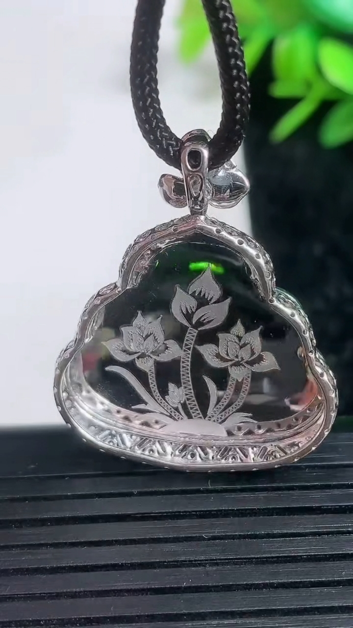 天然A货翡翠佛公吊坠尺寸31.3-27.2-5.6重量:4.53g
3月21日