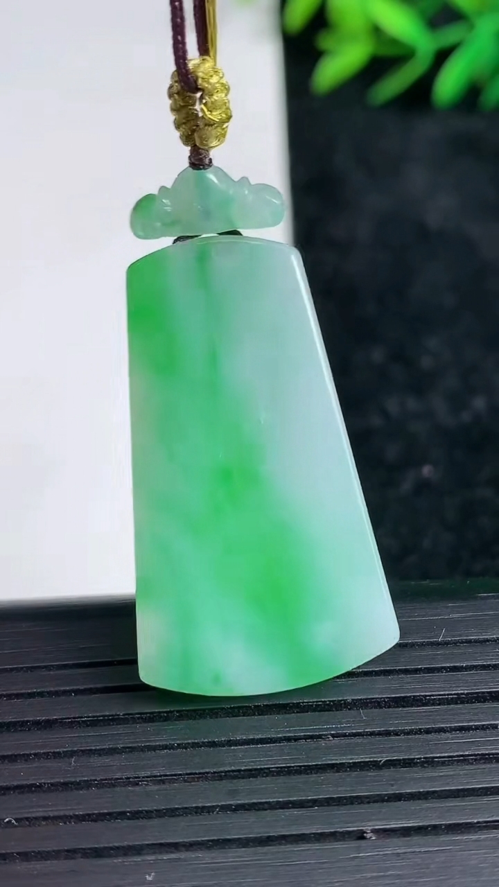 天然A货翡翠无事牌吊坠尺寸34.7-19.5-2.4重量:6.10g
3月21日