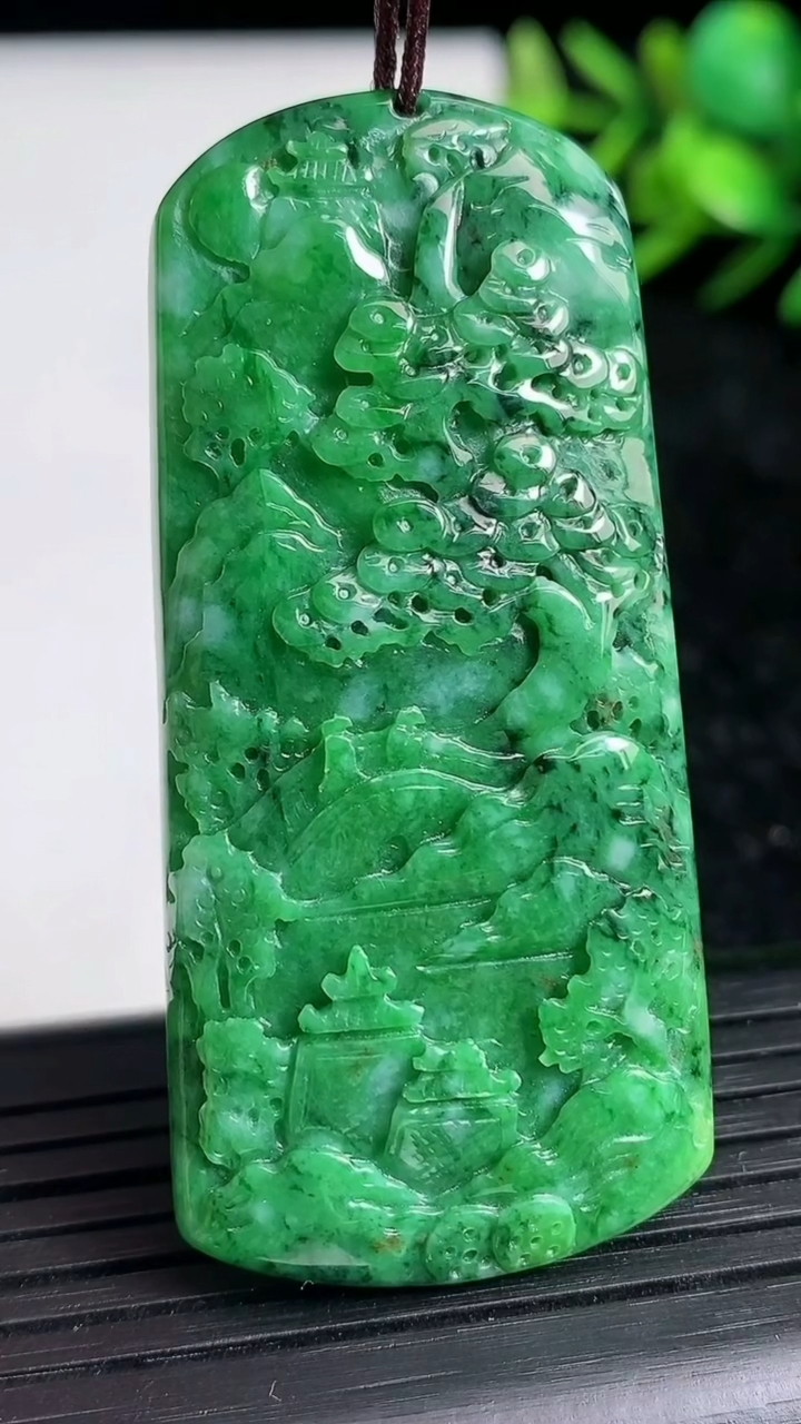 天然A货翡翠山水牌吊坠尺寸56.6-26.2-5.1重量:18.98g
3月21日
