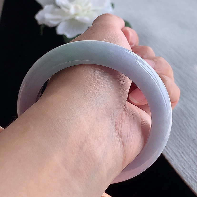 天然A货翡翠春带彩紫罗兰飘绿厚装正装正圈手镯56-57圈口 基本完
尺寸56.3-12.3-9.5mm 0318