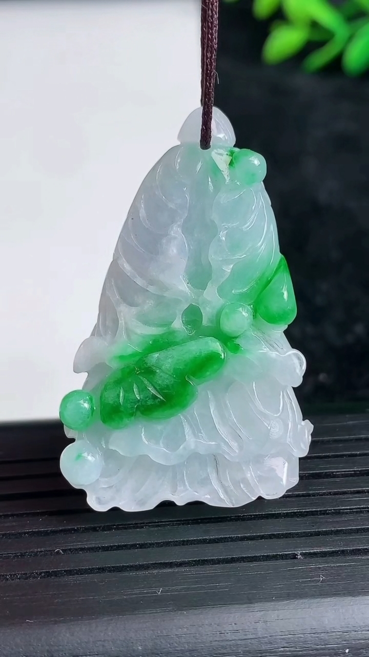 天然A货翡翠白菜吊坠尺寸42.3-26.3-11.8重量:17.39g
3月21日