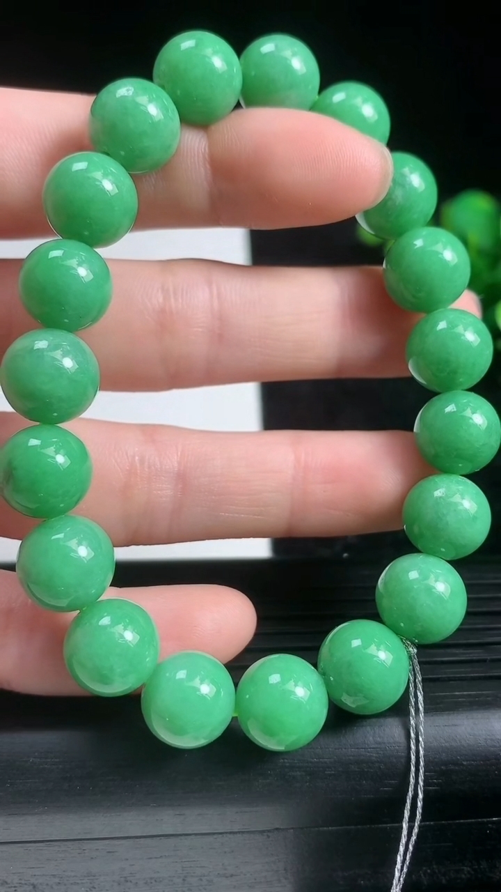 天然A货翡翠圆珠手串尺寸10-19颗重量:35.32g3月21日
工厂直销收藏佳品,种好水足，色泽均