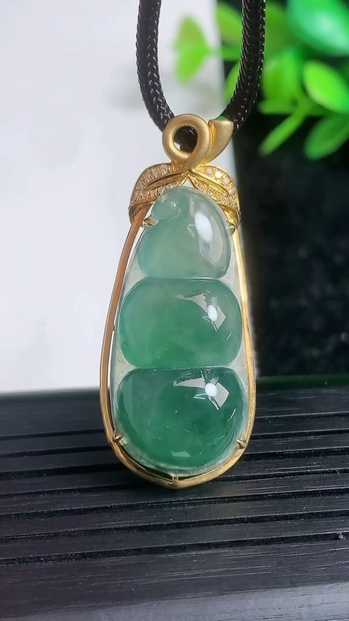 天然A货翡翠18K金蓝水福豆吊坠尺寸39.5-16.1-7.9重量:6.01g
3月21日