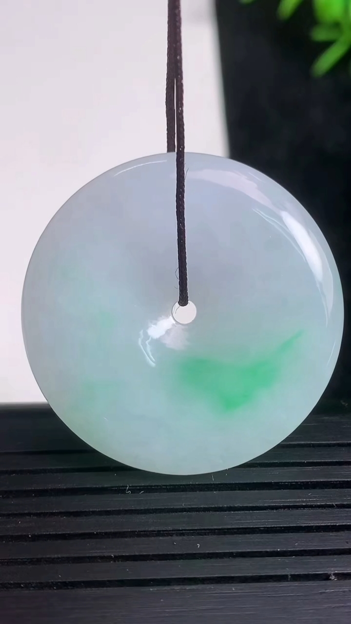 天然A货翡翠平安扣吊坠尺寸33.9-5重量:13.99g
3月21日