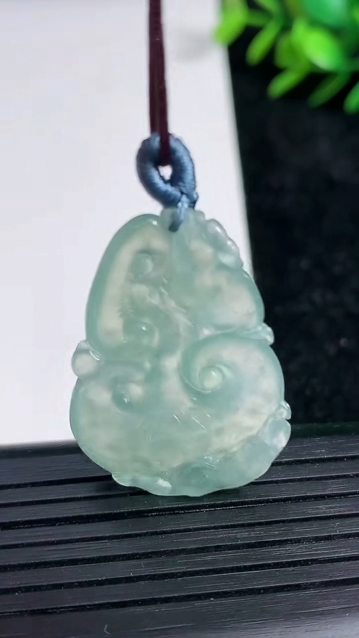 天然A货翡翠如意吊坠尺寸33.6-23.5-3.8重量:5.24g
3月21日