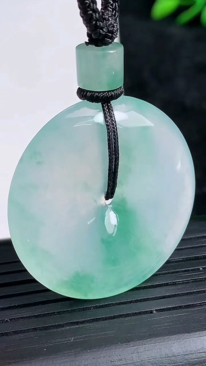 天然A货翡翠平安扣吊坠尺寸34.4-5.5重量:19.13g
3月21日