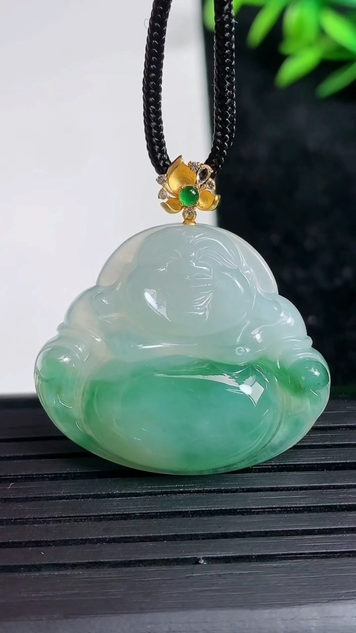 天然A货翡翠佛公吊坠尺寸26.9-31.6-5.9重量:8.63g
3月21日