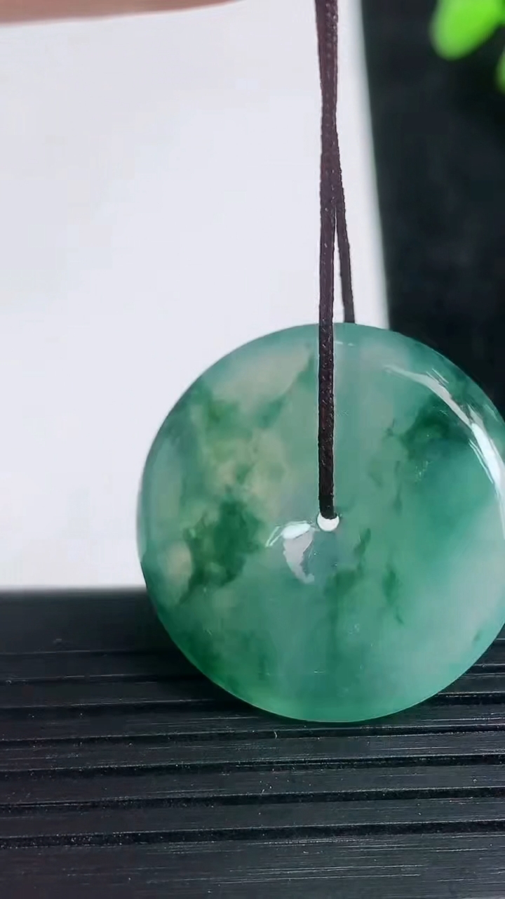 天然A货翡翠种飘花平安扣吊坠尺寸27.8-5.6重量:9.87g
3月21日