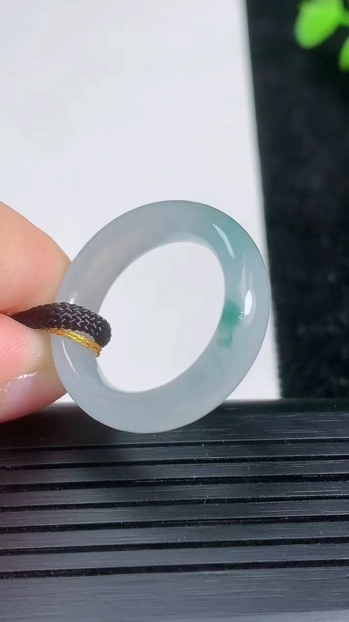 天然A货翡翠冰种飘花指环戒指尺寸17.4-6-3.5重量:4.48g2026年3月21日
工厂直销收