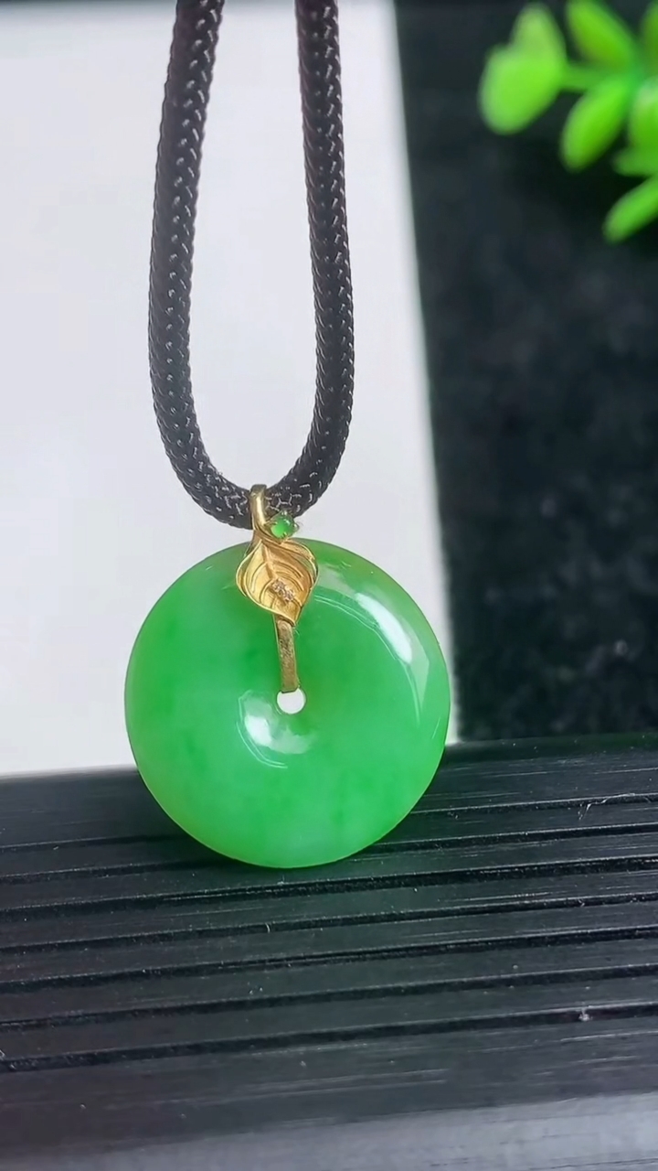 天然A货翡翠平安扣吊坠尺寸18.7-3.6重量:3.22g
3月21日